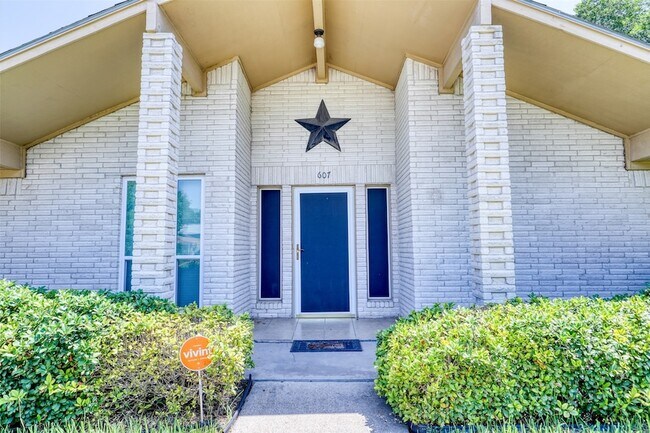 Foto del edificio - 607 Rosewood Dr