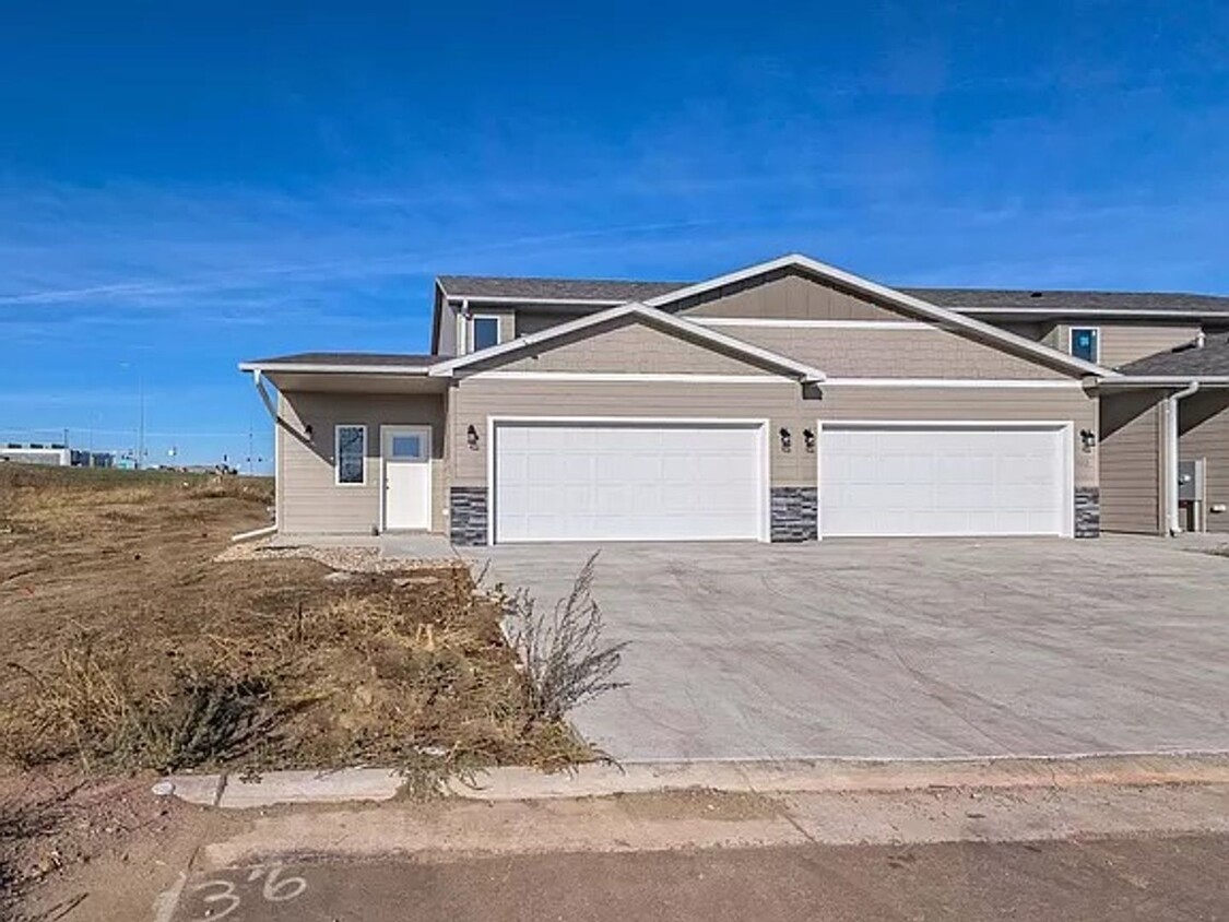 Foto principal - Beautiful new construction 3 bed/2.5 bath ...