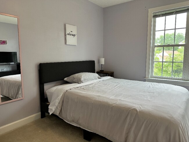 Foto del edificio - 323 Fox Hill Rd