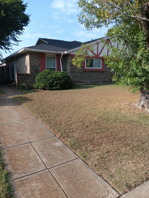 Front View - 2744 Meadow Gate Ln