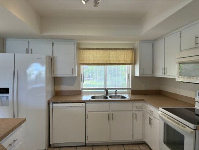 Foto del edificio - 3-bedroom 2 bath home in SW Cape Coral! Available Now!