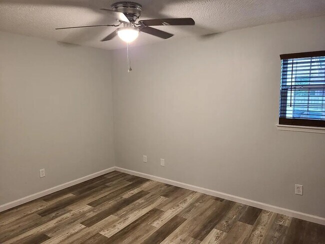 Building Photo - Pensacola Triplex