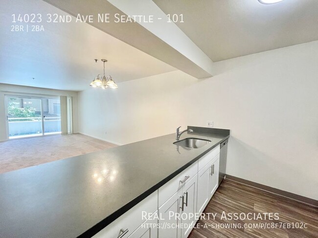 Foto del edificio - Spacious and Bright 2-Bed/2-Bath! **Parkin...