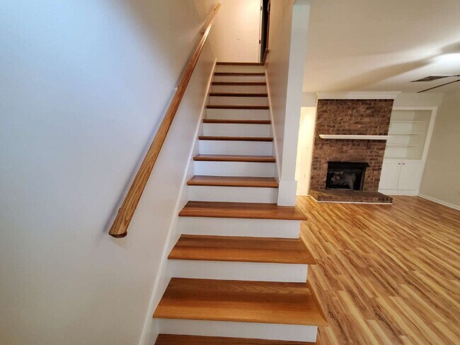Foto del edificio - "Charming 2-Bed Townhouse Retreat with Modern Comforts in Hendersonville!"