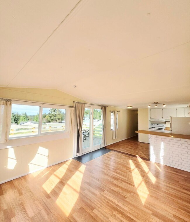 Foto del edificio - 2 Bed, 1 Bath - Move-In Ready in Cape George with Water Glimpses For Rent!