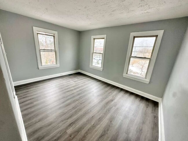 Building Photo - 275 S Broad St