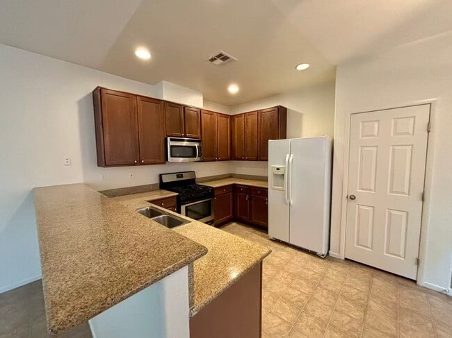 Building Photo - Cozy and charming house