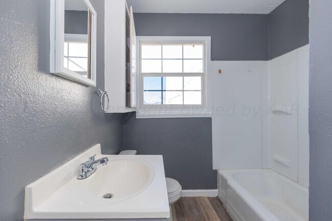 Building Photo - 3-bedroom 1 bathroom home available for rent.