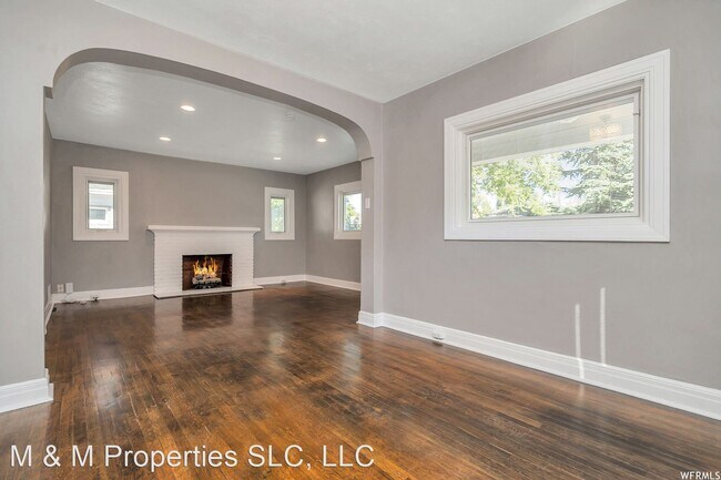Building Photo - 2 br, 1 bath House - 250 E Ramona Ave