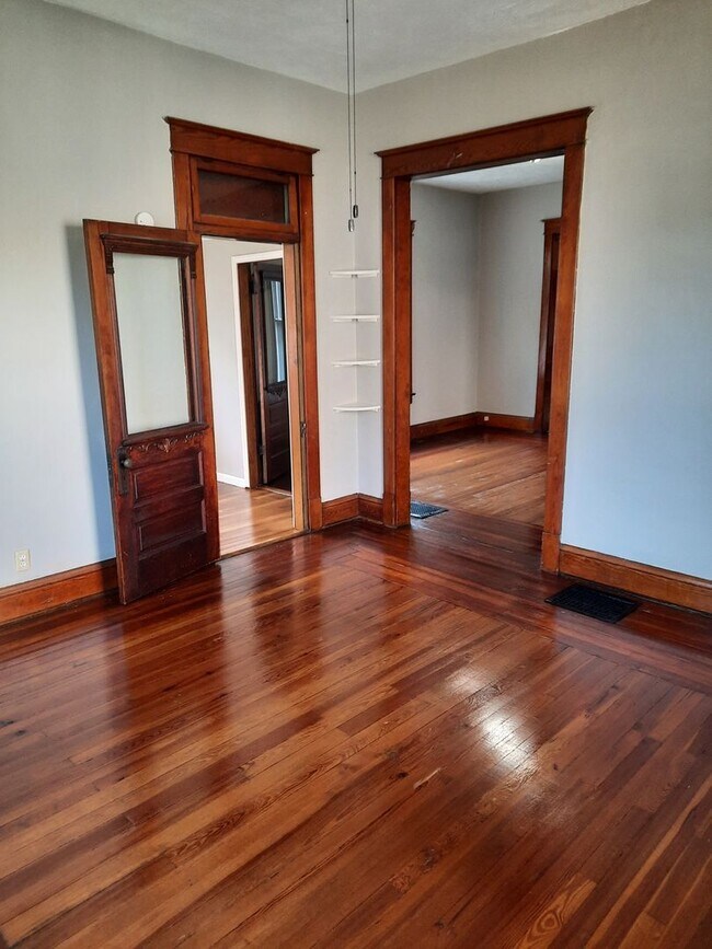 Building Photo - Lovely 3 bedroom 1 bath home