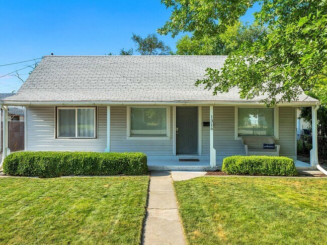 Building Photo - 1316 W Gillespie Ave