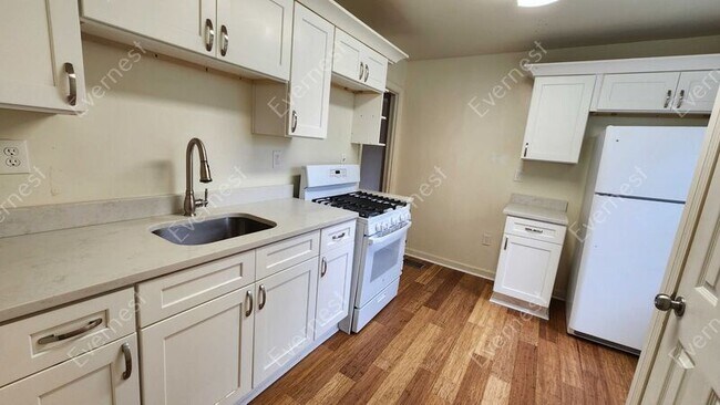 Building Photo - 2542 Loghaven Dr NW