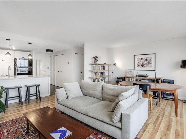 Foto del edificio - 1300 E Lafayette St