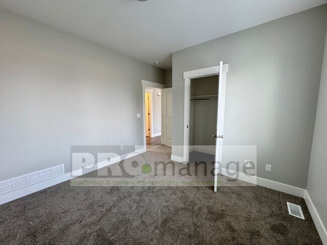 Foto del edificio - Near New - 2 Bed, 1 Bath Apartment