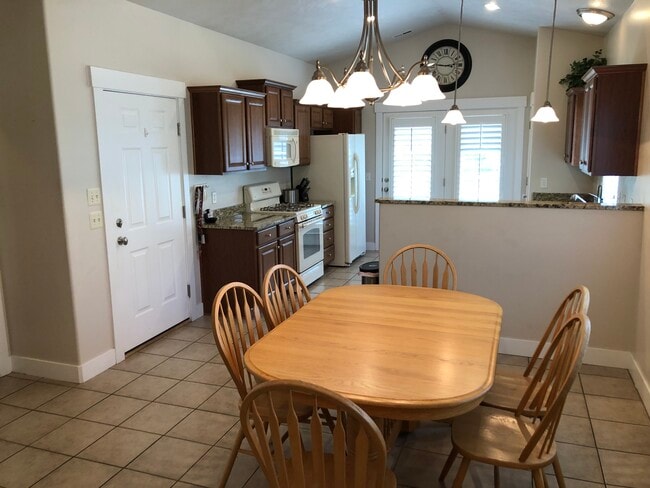 Kitchen - 1051 E Quarry Park Dr