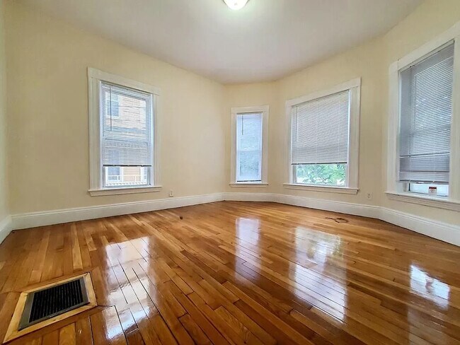 Building Photo - 120 Beacon St