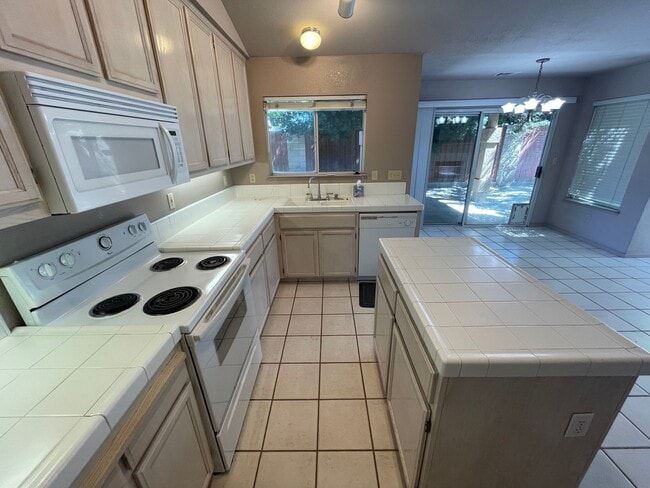 Foto del edificio - Single story home in convenient Salida!