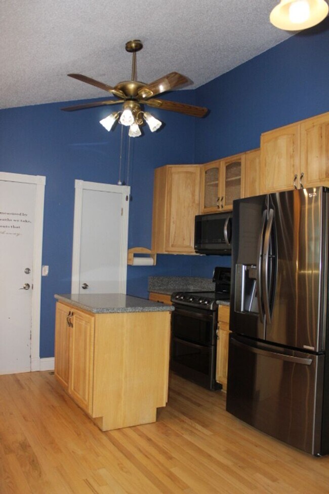 Building Photo - Columbine Hills - 3 BR/2 1/2 BA Home!