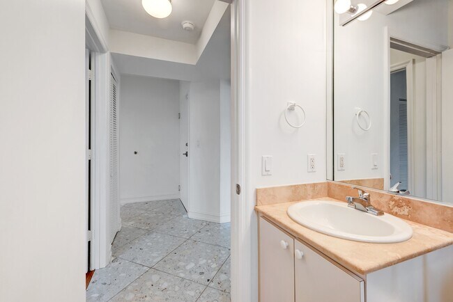 Building Photo - 1532 Drexel Ave