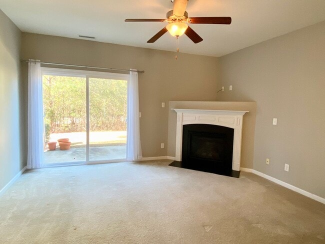 Building Photo - Adorable 2 Bedroom Townhome in Amazing Dur...