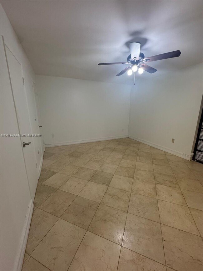 Foto del edificio - 7000 Crown Gate Ct