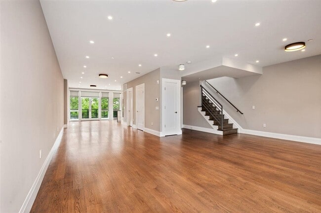 Building Photo - 16 Bright St