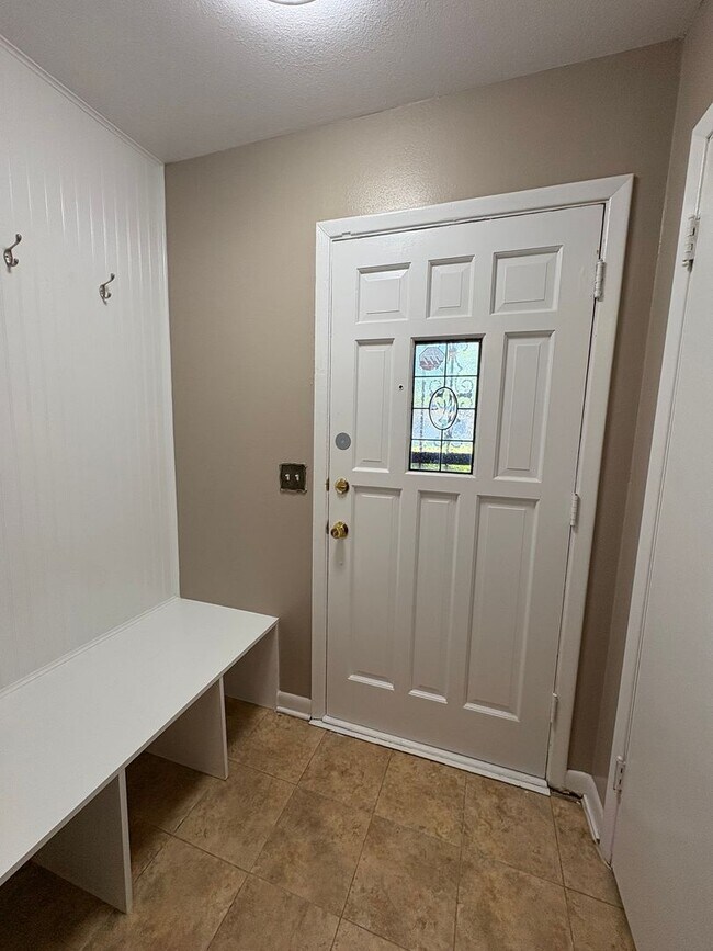 Foto del edificio - Gorgeous 4 bedroom/1 bath with Central Air and Heat!