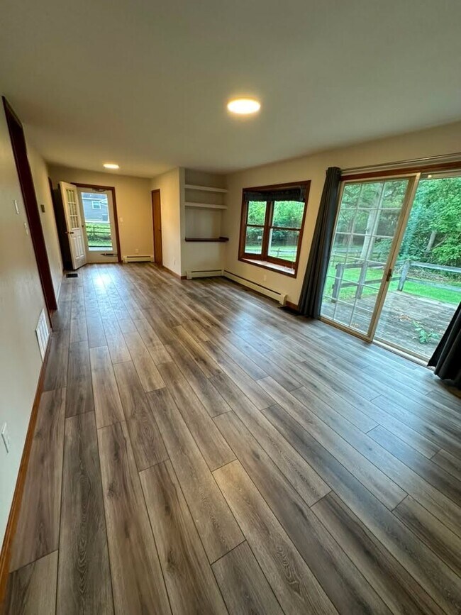 Foto del edificio - 580 Sand Ridge Rd