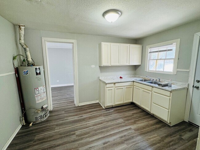 Building Photo - Quiet Updated Home in Beverly Hills