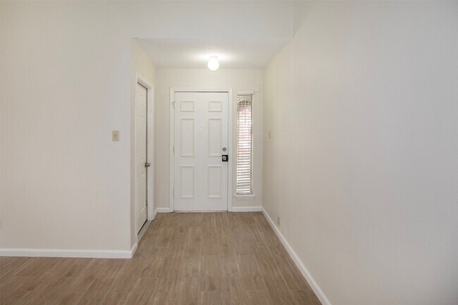 Foto del edificio - 15106 Silverman St