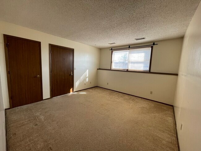 Building Photo - 1305 Queens Ct
