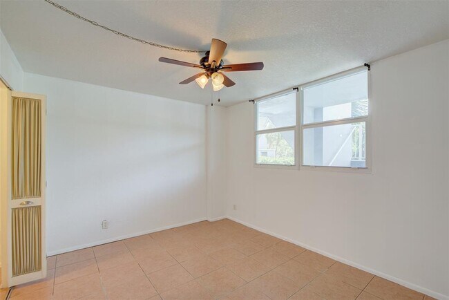 Building Photo - 113 Royal Park Dr