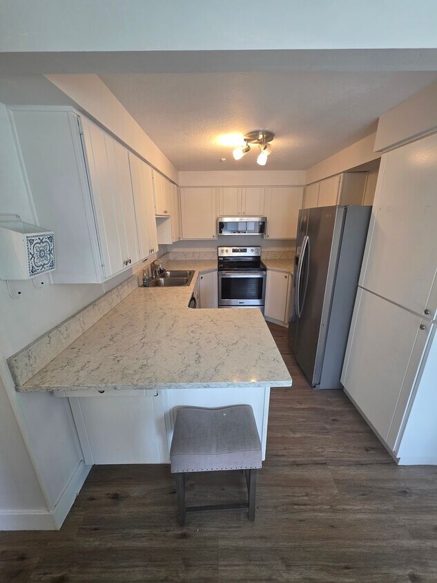 Spacious 4 bedroom 3 bathroom townhouse! - Spacious 4 bedroom 3 bathroom townhouse!