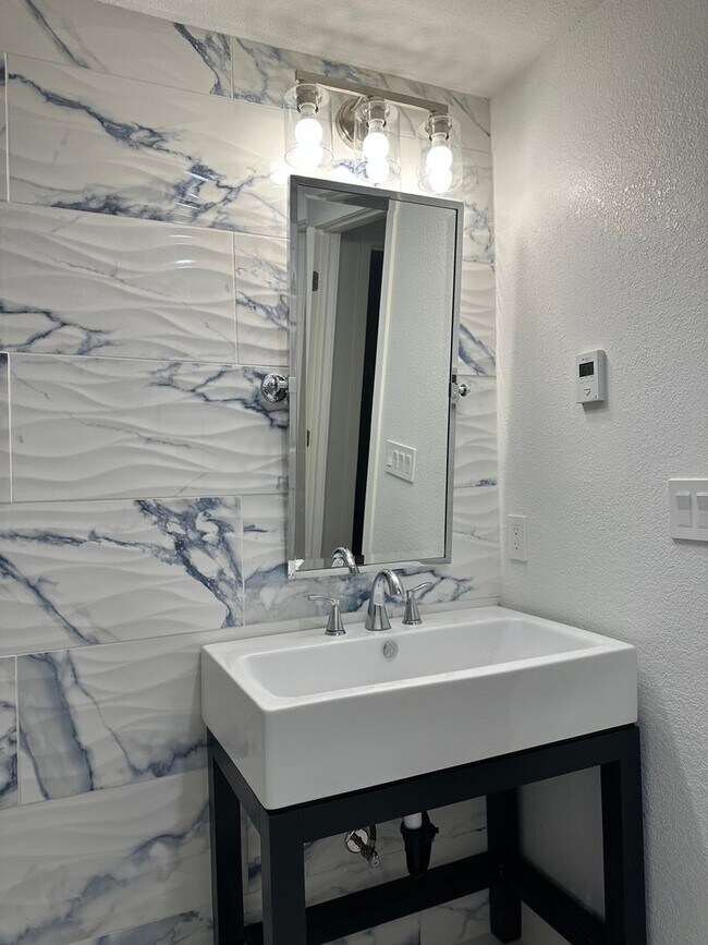 Foto del edificio - Highend luxury 2 Bedroom 1 Bath Apartment ...