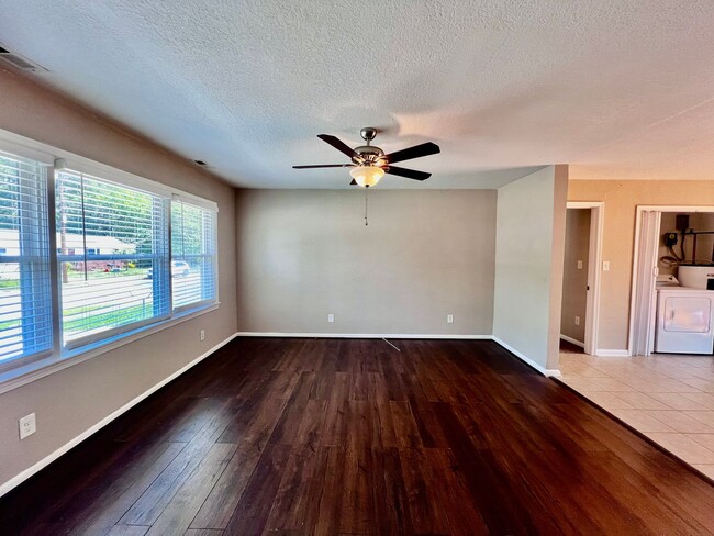 Foto del edificio - Gorgeous fully renovated 4 bedroom home in...