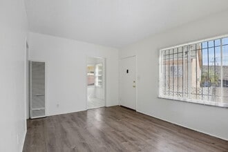 Building Photo - 103 E Tamarack Ave