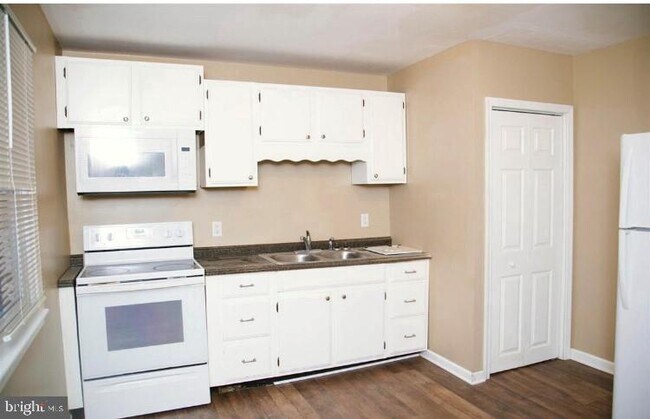 Building Photo - 6103 Nassau Rd