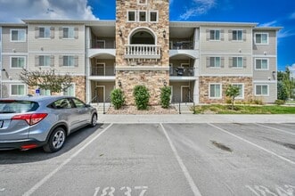 Building Photo - 1843 N Crest Rd