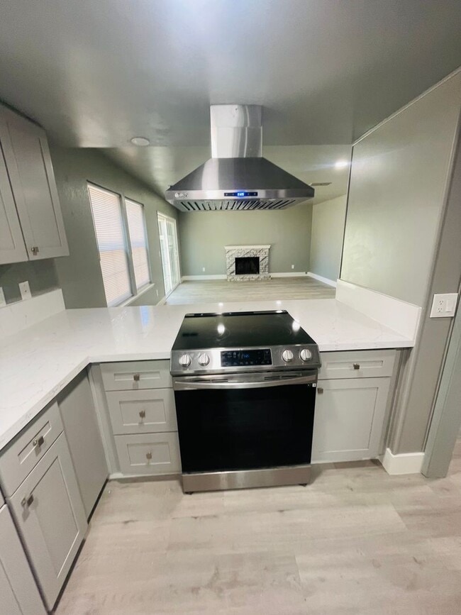 Building Photo - Completely Renovated 2-Bed/1.5 Bath Condo ...