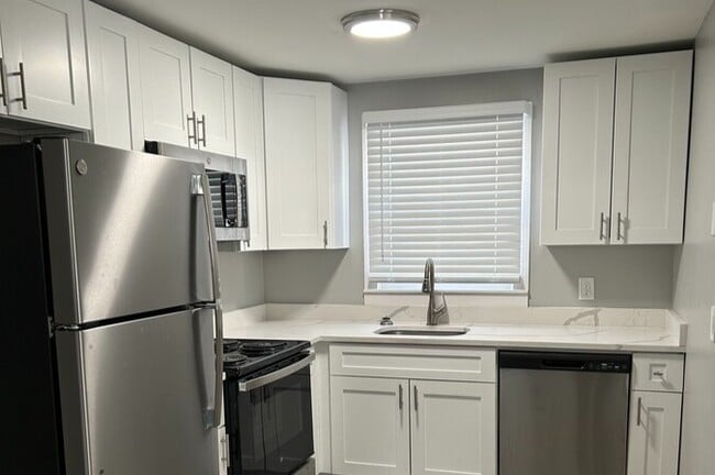 1BR 88 Oak Kit. - Manchester Main Apartments