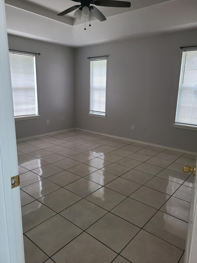 Building Photo - 1105 Lexington Cir