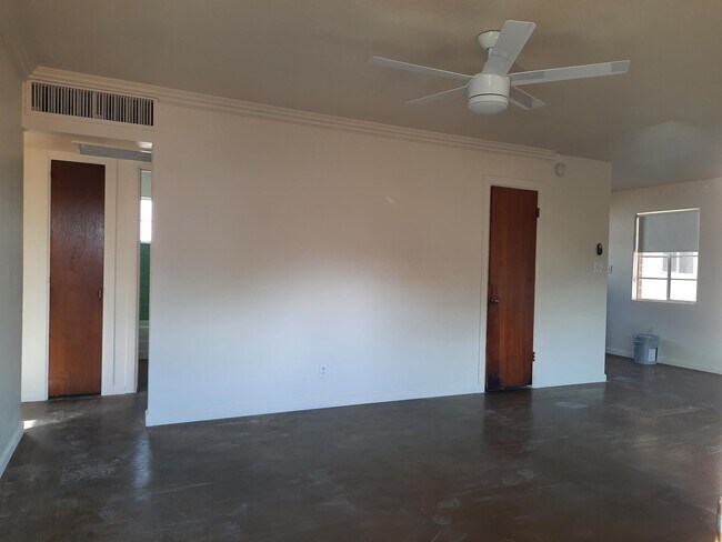 Building Photo - 2408 W Weldon Ave