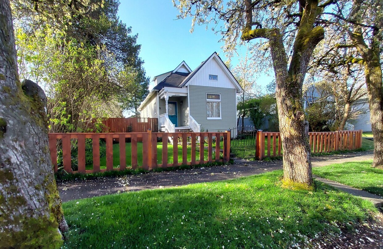 Primary Photo - Vintage Three Bedroom Home!