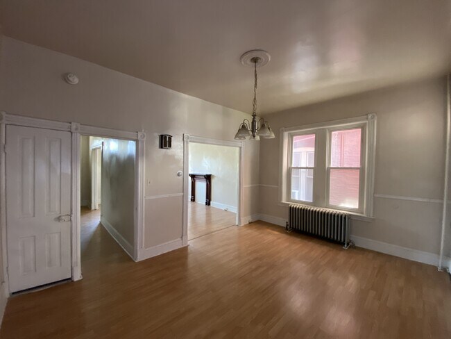 Building Photo - 126 S Mulberry St