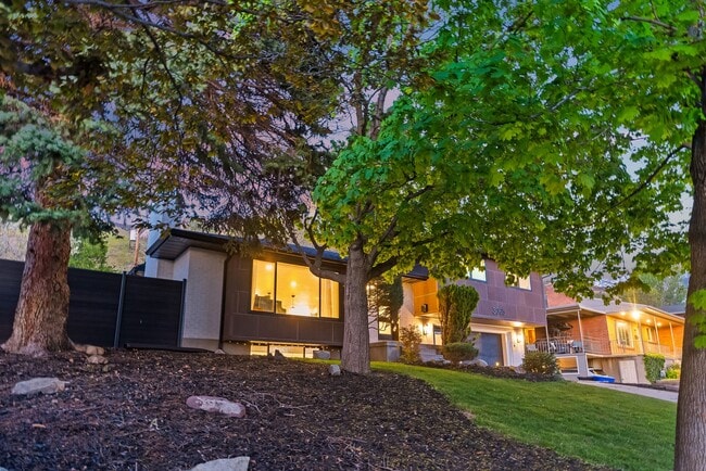 Building Photo - 3065 S Cascade Way