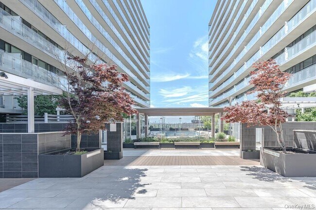 Foto del edificio - 40-28 College Point Blvd