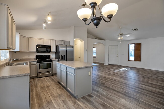 Building Photo - Very  nice quiet location near the 51 and ...