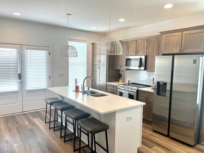 Building Photo - 5 Bed / 5 Bath Home – Available for Fall 2...