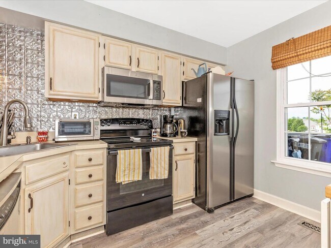 Building Photo - 6338 Towncrest Ct