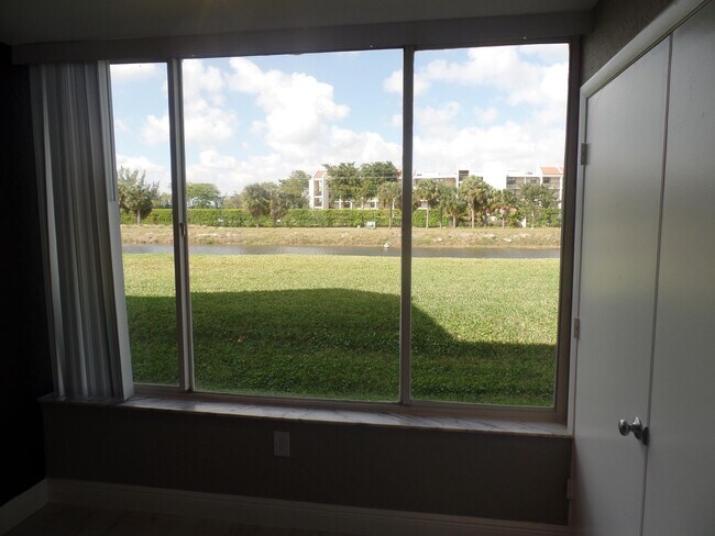 Building Photo - 2851 N Oakland Forest Dr